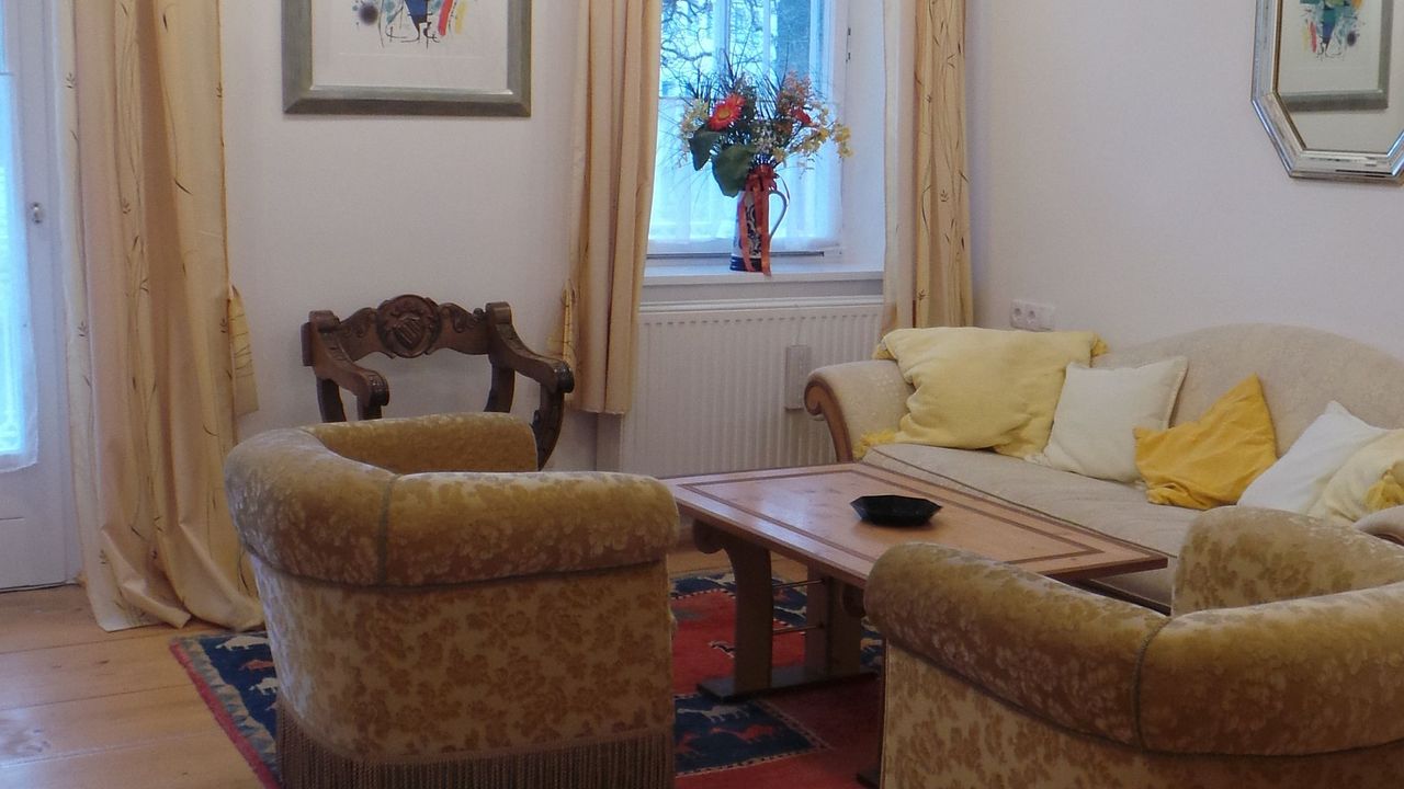 Wohnzimmer mit Sitzgruppe Wohnzimmer mit Sitzgruppe